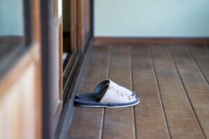 新生活に映えるおしゃれルームシューズ7選【足元から快適を叶える選び方も解説】